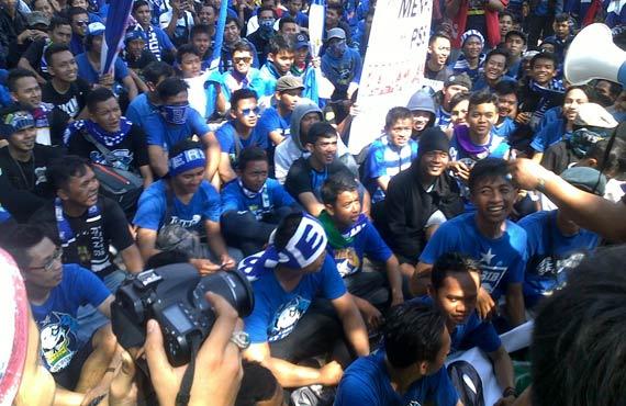 Ratusan pendukung kesebelasan Persib Bandung yang disebut bobotoh