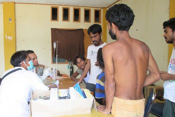 Pengungsi Rohingya mendapatkan perawatan medis di Aceh (Foto: erwin Djalaludin KBR)