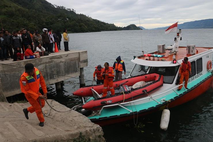 Personel Basarnas bersiap melakukan pencarian korban KM Sinar Bangun yang tenggelam di Danau Toba
