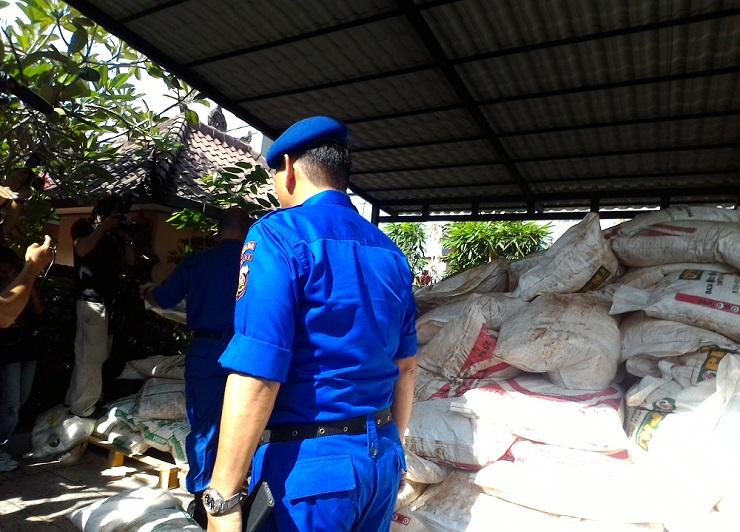 Polair Polda Bali berjaga mengamankan ribuan karung bahan peledak.