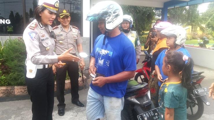 Di Jombang, Tertib Berlalu Lintas dapat Hadiah Cokelat dari Polisi