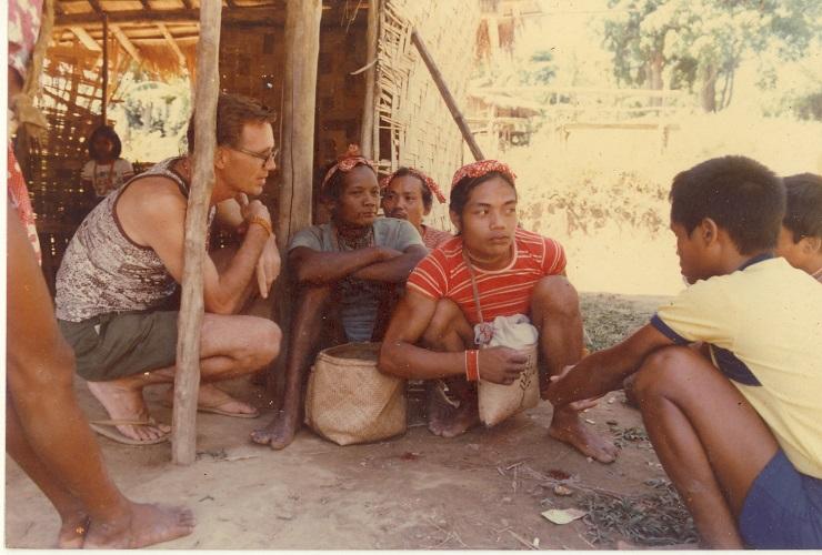 Postma interacting with Hanunuo Mangyans (Photo: Mangyan Heritage Center)