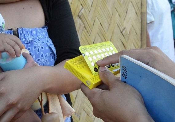 Petugas kesehatan di Filipina membagikan pil KB gratis. (Foto: Ariel Carlos)