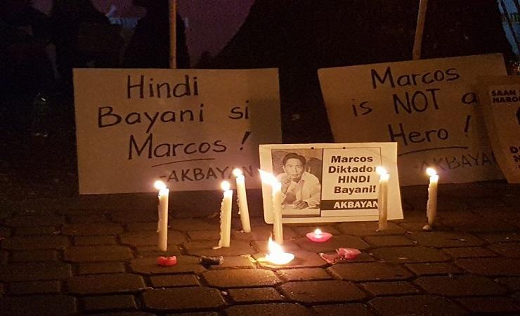 Mahasiswa Universitas Filipina dan aktivis sosial menentang putusan Mahkamah Agung Filipina yang mem