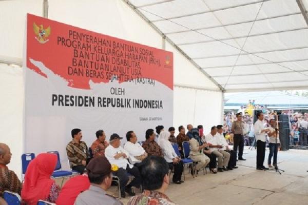Presiden Joko Widodo (kedua kanan) berdialog dengan masyarakat saat memperkenalkan Program Kartu Ind