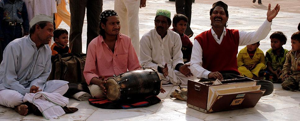 Para penyanyi Qawwali di Fatehpur Sikri. (Foto: CC/Joshua Singh)