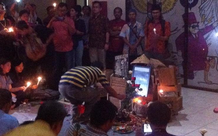 Tahlilan di LBH Jakarta, Seratusan Orang Gelar Tabur Bunga untuk Bu Patmi