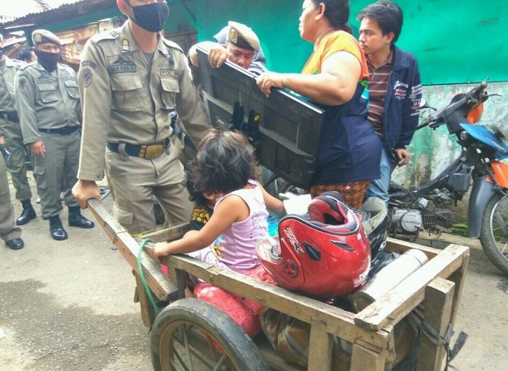 Satpol PP memindahkan anak di Penggusuran Bukit Duri. n(KBR/Gilang)
