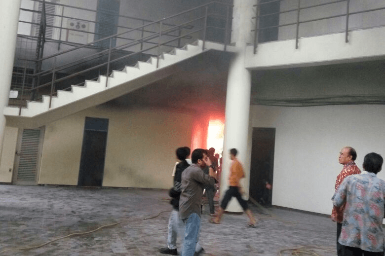 10 Pemadam Kebakaran Dikerahkan Tangani Kebakaran Gedung Kuliah IPB