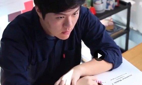 South Korean teen Kang Tae-won studies English in the Philippines. (Photo: Jason Strother)