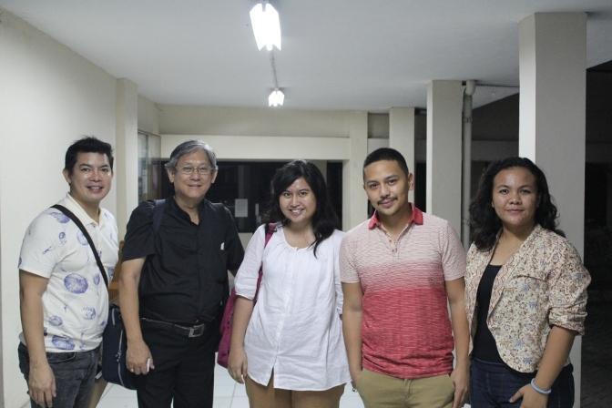 Ilustrasi: Pendeta Stephen Suleeman bersama dengan mahasiswa STT Jakarta. (Foto: Ninik Yunarti)