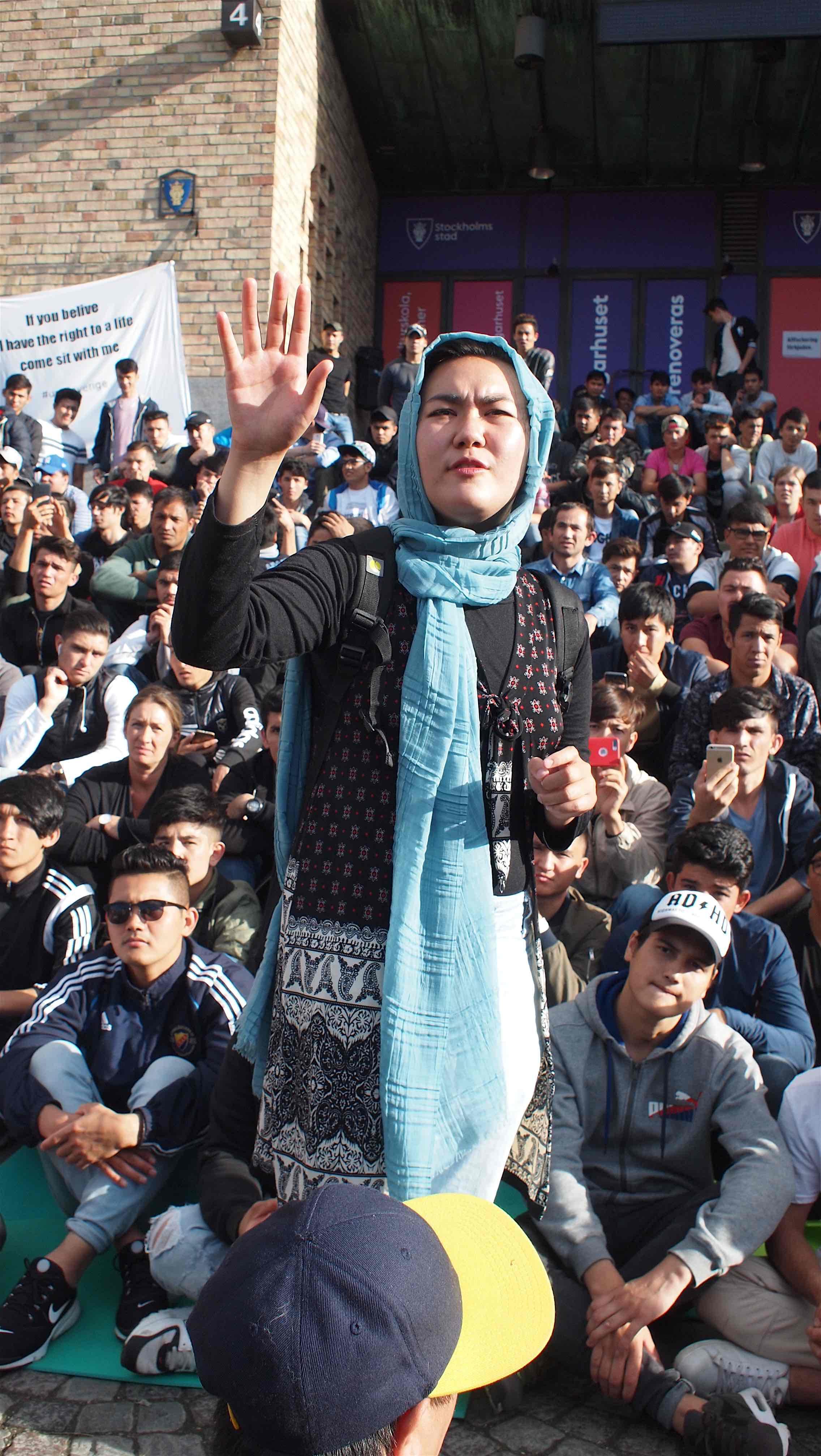 Fatemeh Kharvari memimpin aksi duduk damai menuntut agar pencari suaka asal Afghanistan di Swedia ti