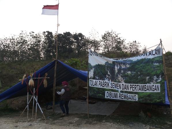 Salah satu tenda perlawanan warga di tapak pabrik PT Semen Indonesia, kaki Gunung Kendeng Utara, Rem