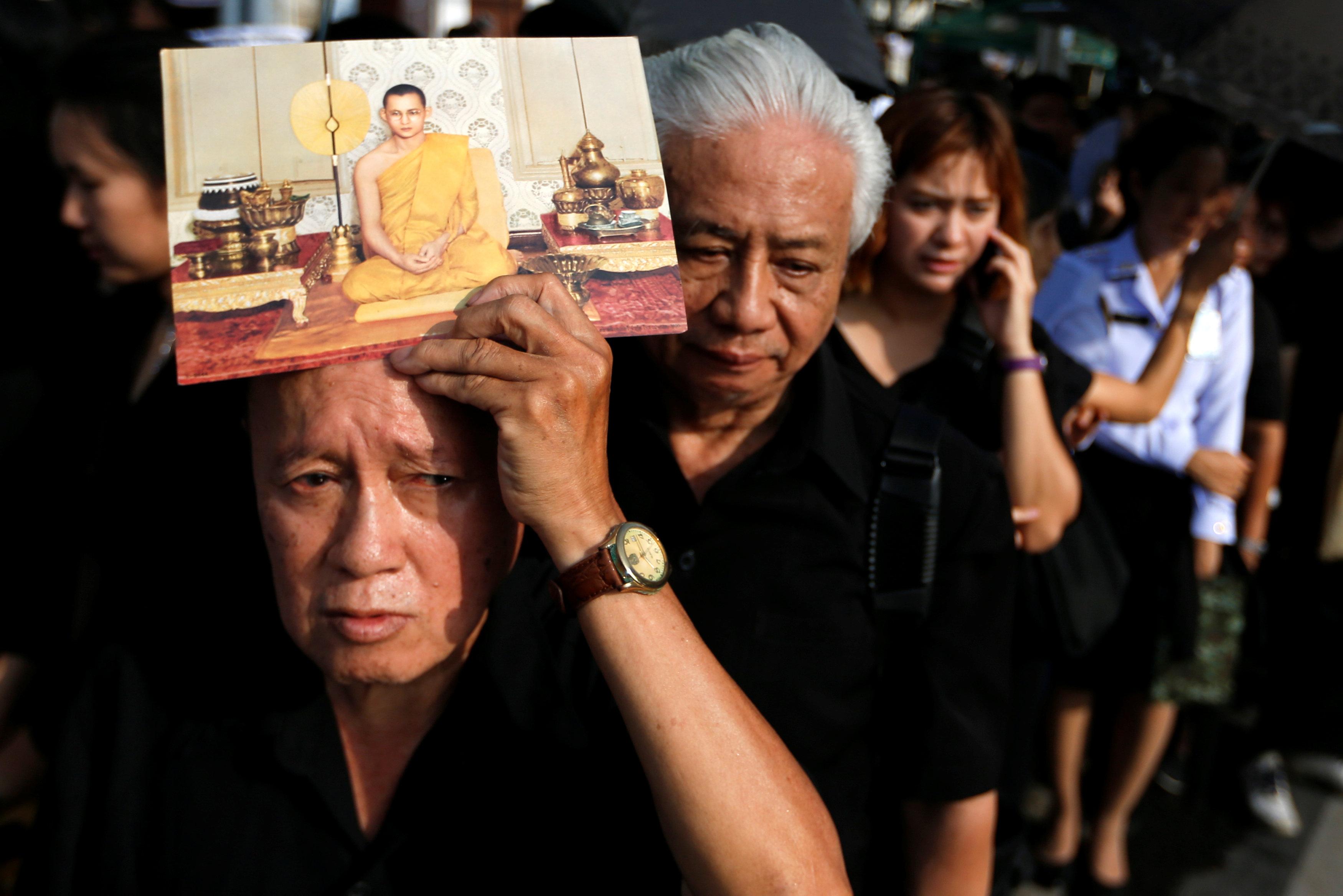 Para pelayat berbaris untuk memberikan penghormatan terakhir pada Raja Bhumibol Adulyadej di Bangkok