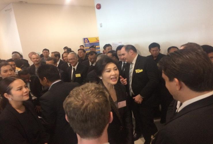Terakhir kali Yingluck Shinawatra muncul di pengadilan ditemani para pendukungnya. (Foto: Kannikar P