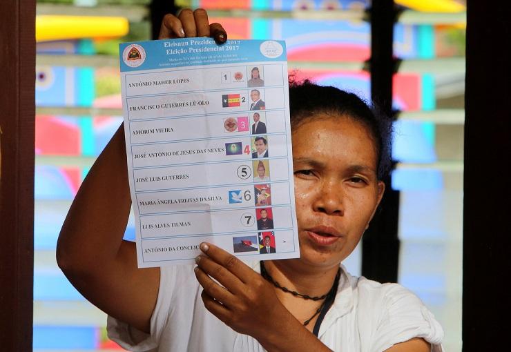 Seorang petugas pemilihan memperlihatkan kertas suara dalam proses penghitungan pemilihan presiden d