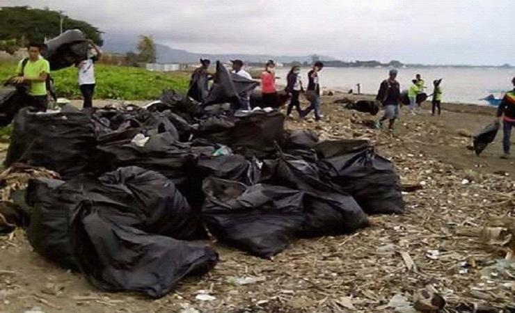 Kelompok Movimentu Tasi Mos memulai gerakan pungut sampah di pantai Dili. (Foto: Teodesia dos Reis)