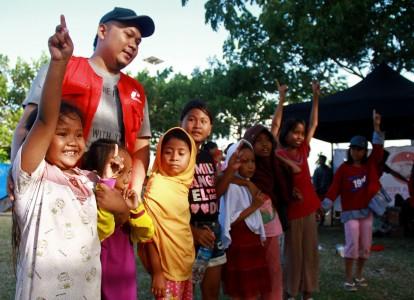 Proses trauma healing untuk anak-anak korban bencana di Sulawesi Tengah, dengan mengajak bermain ber