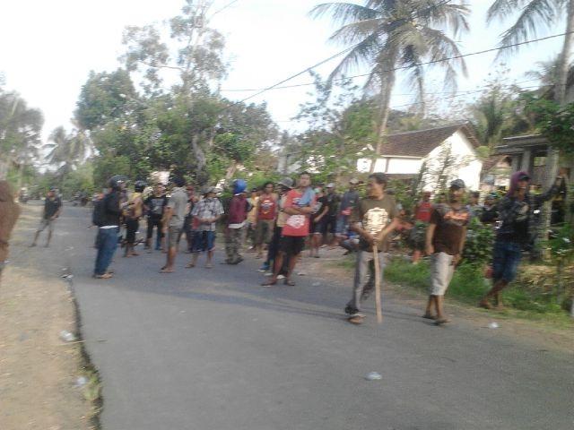 Warga berdemo di jalanan menuju Tambang Emas Gunung Tumpang Pitu
