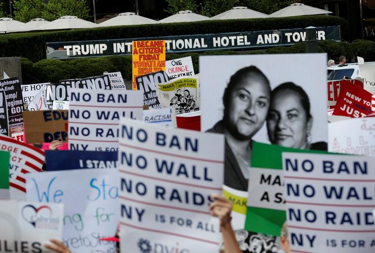 Demonstrators at Trump tower New York, protest the President's attempt to rescind DACA. (Photo: Anta