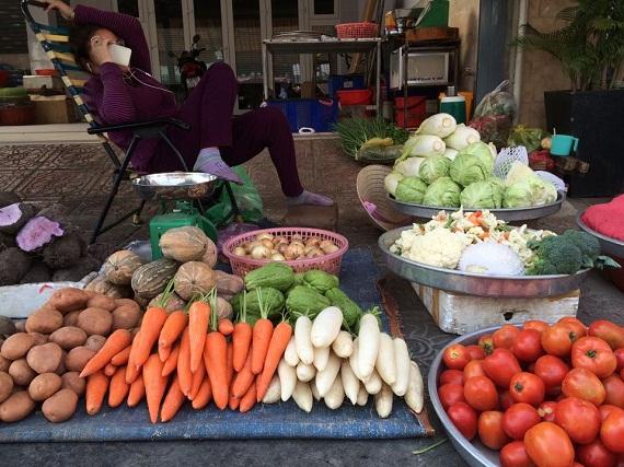 Penjual sayuran di salah satu pasar di Kota Ho Chi Minh. (Foto: Lien Hoang)
