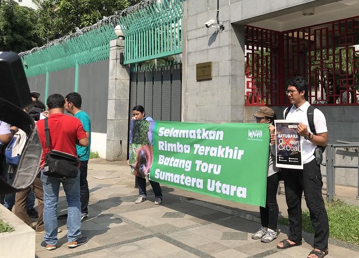 Demo Kedutaan Cina, Walhi Minta Proyek PLTA Batang Toru Dihentikan
