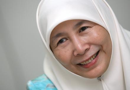 Istri dari Tokoh Oposisi Malaysia, Anwar Ibrahim, Wan Azizah Wan Ismail  (wikipedia)