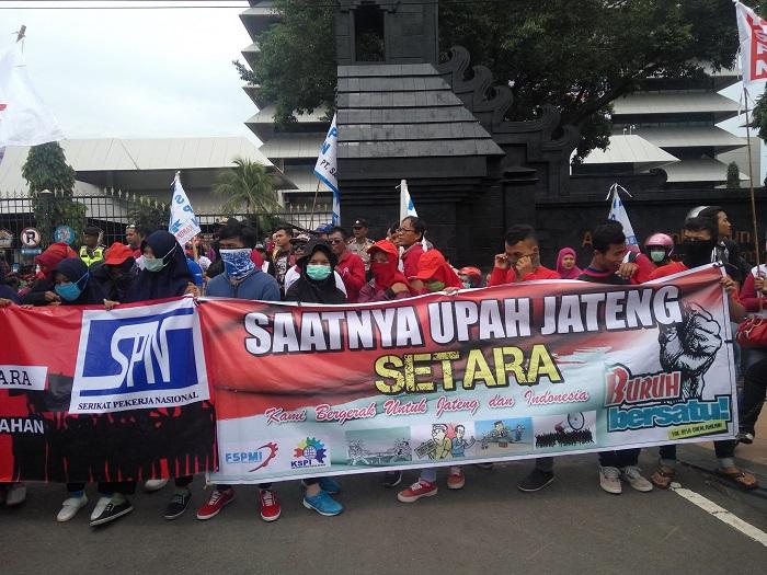 Demo Kantor Gubernur Jateng, Buruh Semarang  Minta UMK Rp 2,7 juta