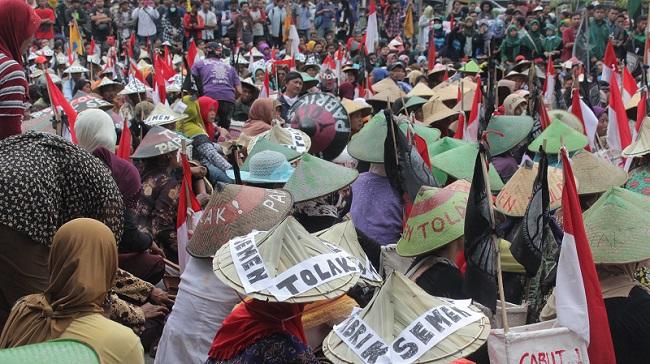 Tagih Pencabutan Izin Pabrik Semen, Ratusan Petani Kendeng Demo di Kantor Gubernur Jateng