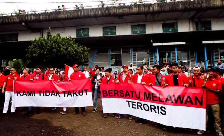 Aksi simpatik melawan teror bom Kampung Melayu.