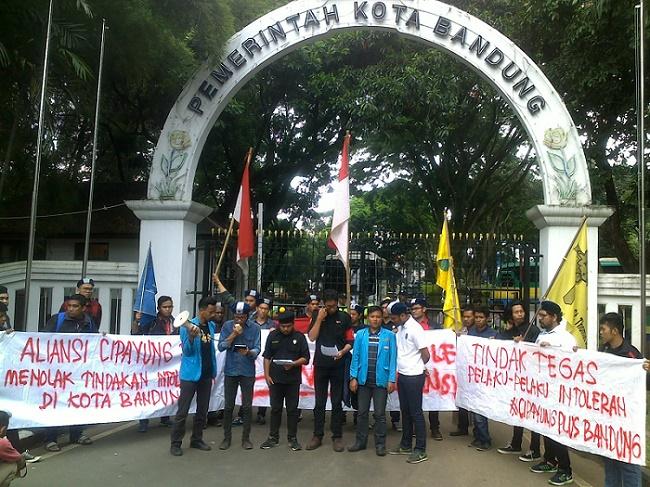  Kelompok Mahasiswa Cipayung Bandung Demo Kecam Pembubaran KKR Natal di Sabuga