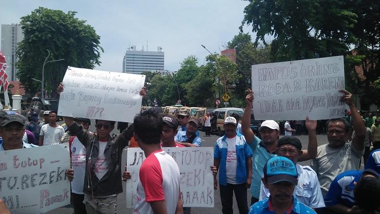Ratusan Sopir  Angkot Surabaya Demo, Minta Gubernur Hentikan Ojek Online