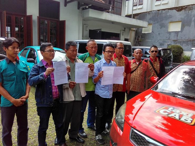 Angkot Jawa Barat Minta Gubernur Buat Aturan Transportasi Online 