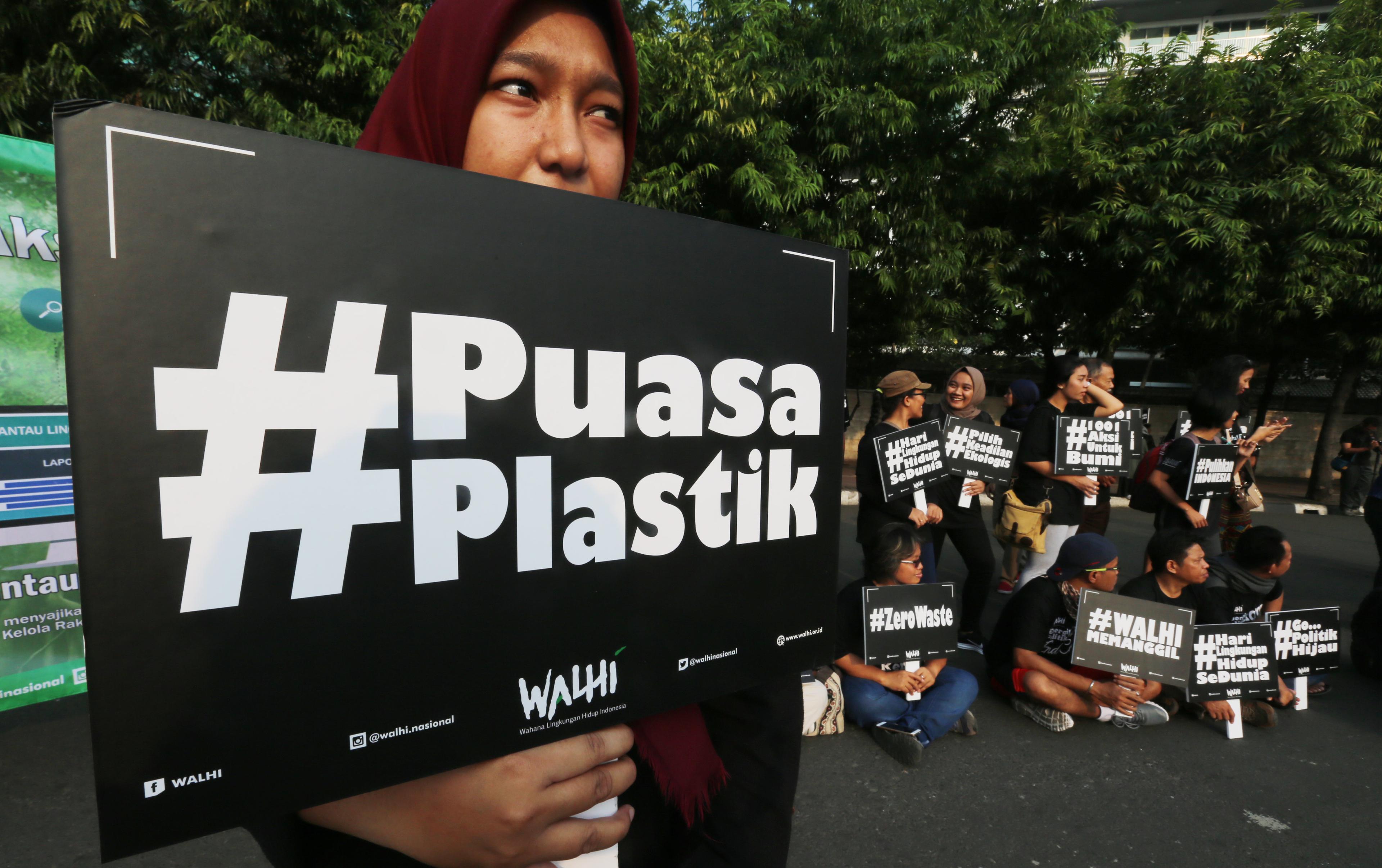 Ilustrasi Kampanye Puasa Plastik. (Foto: Antara/Reno Esnir)