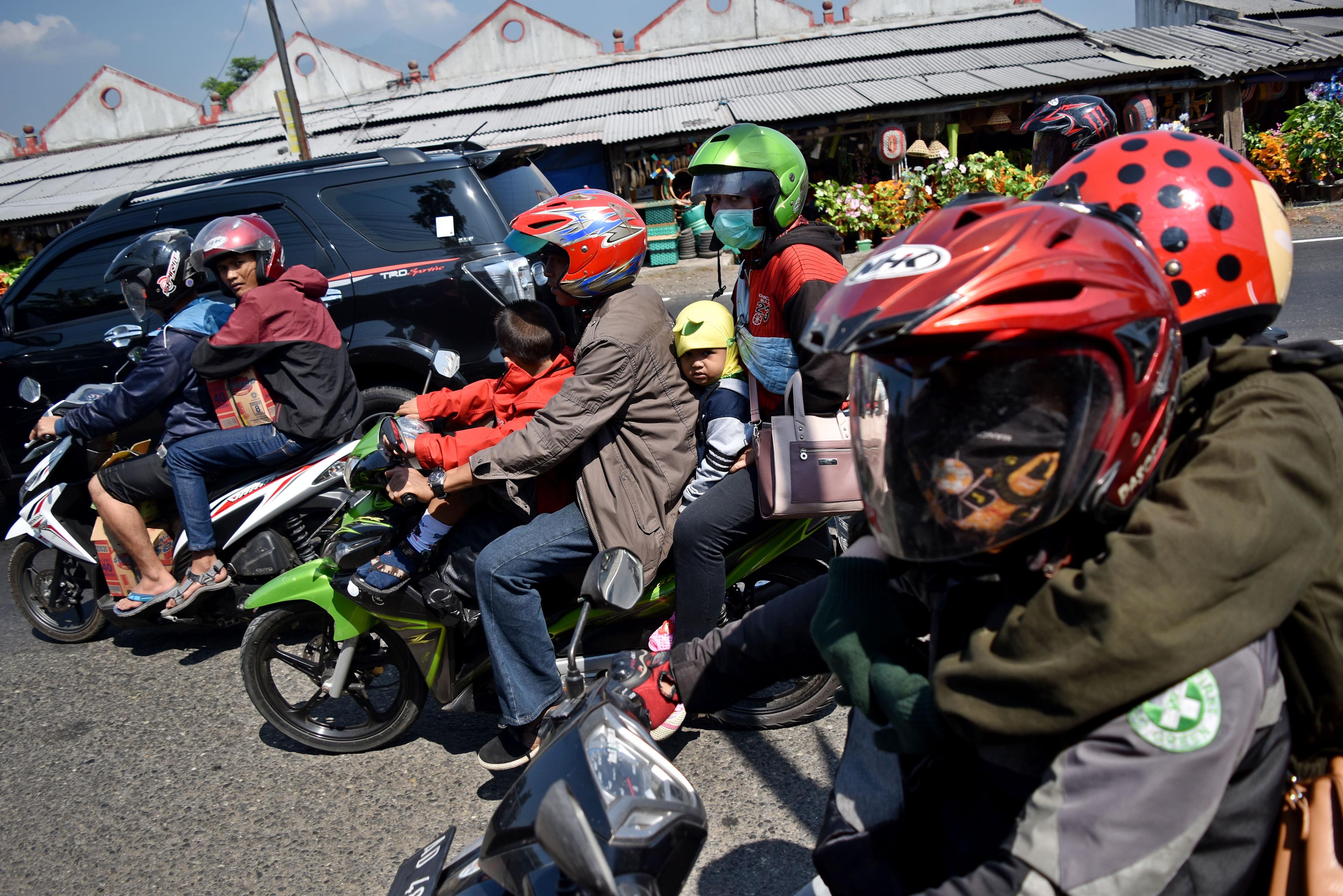 Sejumlah pemudik dengan sepeda motor melintasi Jalan Raya Semarang-Solo di Tuntang, Kbaupaten Semara