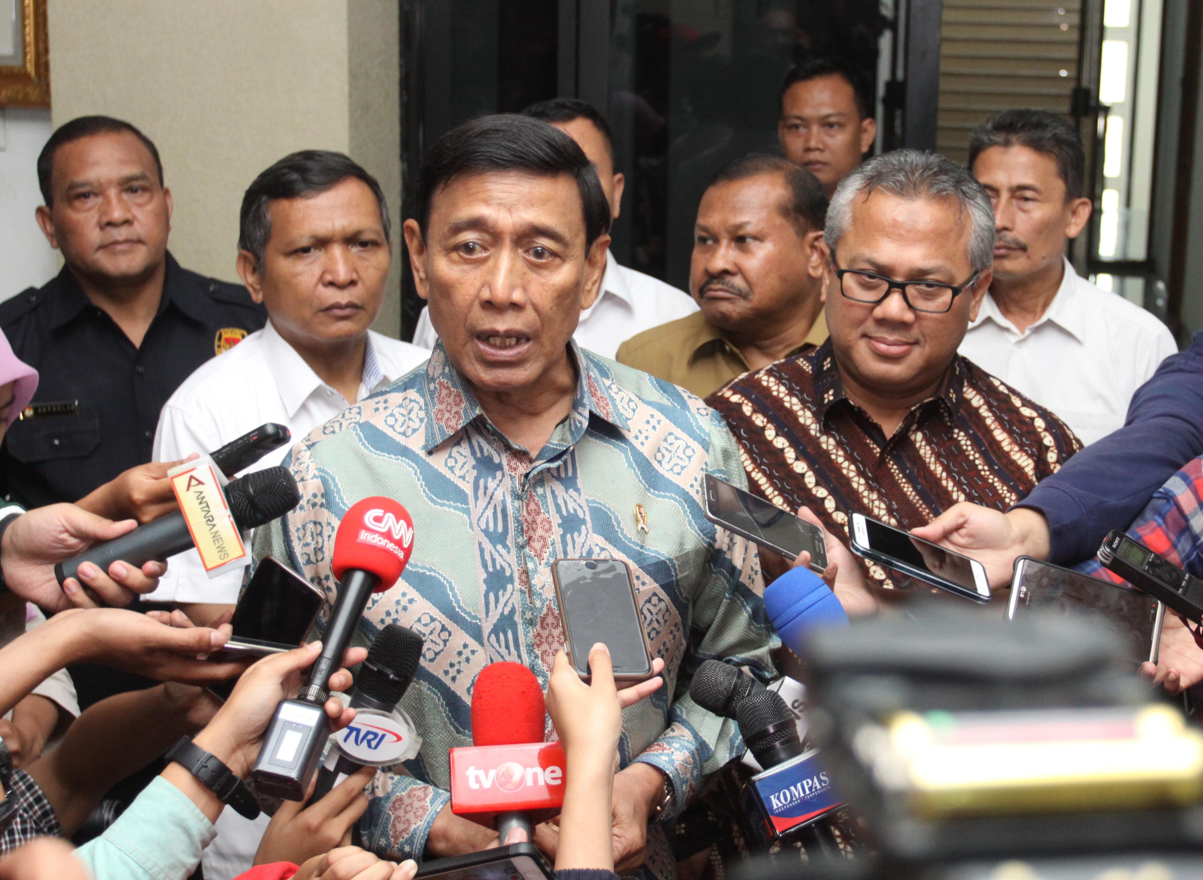 Menko Polhukam Wiranto bersama Ketua KPU Arief Budiman
