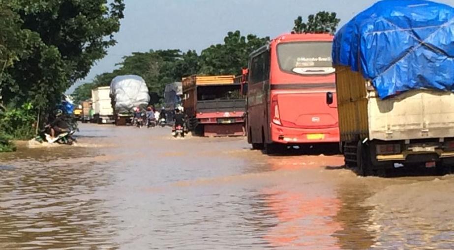 Banjir,  Jalur Pantura  Cirebon Macet