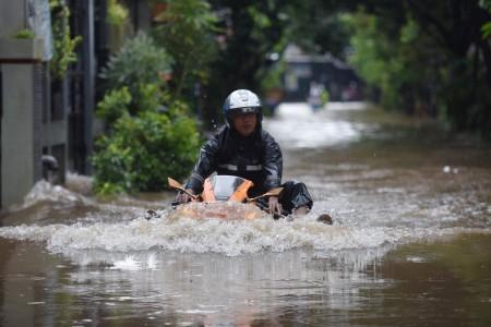BMKG Ingatkan Warga Jabodetabek Waspadai Banjir dan Longsor