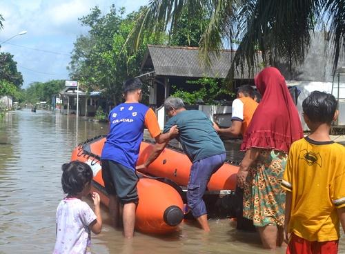 Banjir, Warga Sidareja Cilacap ke TPS naik Perahu