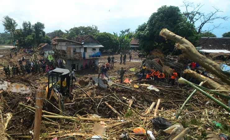 Puing akibat terjangan banjir bandang di Garut, Jawa Barat.