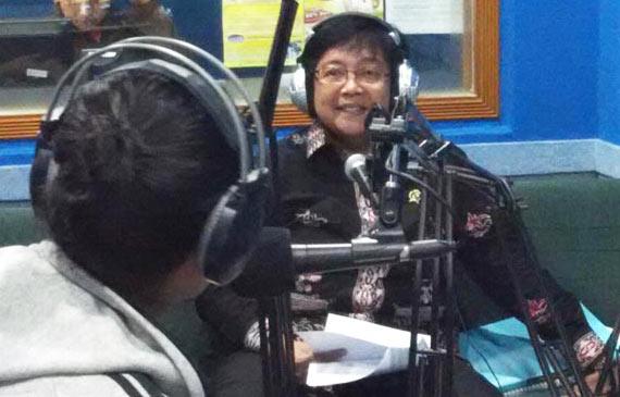 Menteri Lingkungan Hidup dan Kehutanan, Siti Nurbaya ketika berbincang dalam program KBR Pagi. Foto: