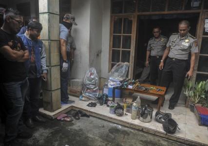 Geledah Rumah Terduga Teroris, ini yang Ditemukan Polisi di Bandung