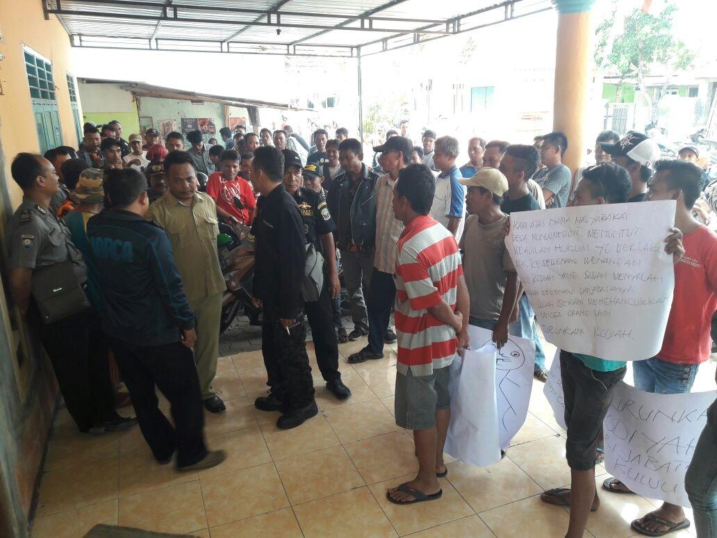 Dituding Berbuat Mesum dan Jarang Masuk, Kepala Desa di Cirebon Didesak Mundur