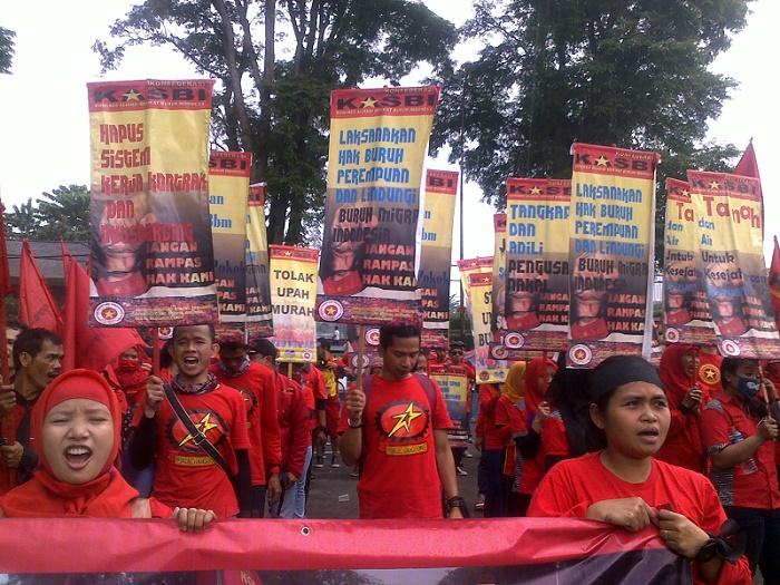 Ancam Mogok, Ratusan Buruh di Bandung Demo Minta Kenaikan Upah 31 Persen