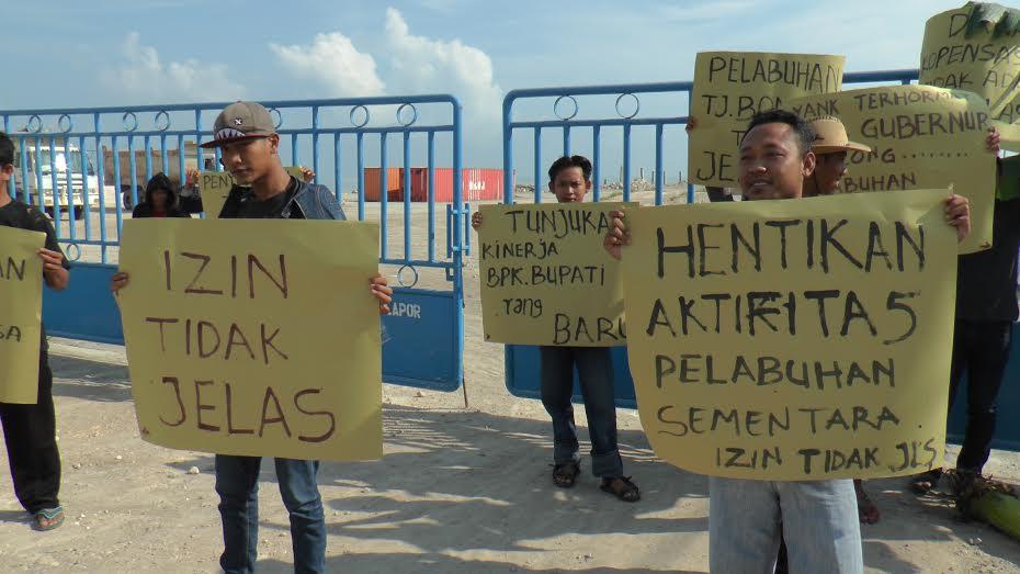 Timbulkan Dampak Negatif, Massa  Blokir Pelabuhan Tanjung Bonang 