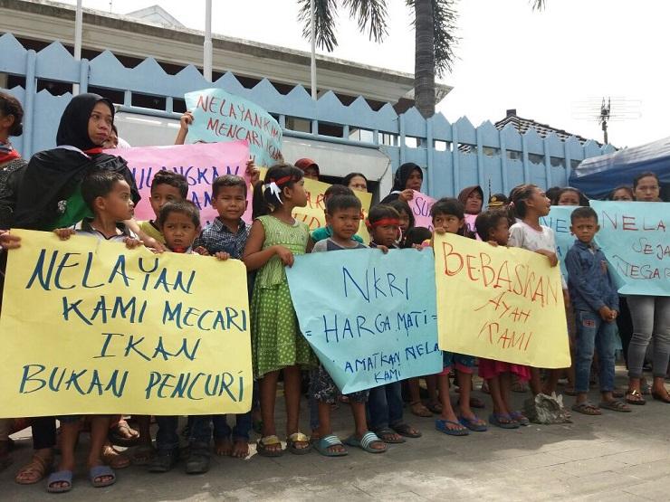  Tuntut Pembebasan, Ratusan Anak dan Istri Nelayan Geruduk Konjen Malaysia di Medan