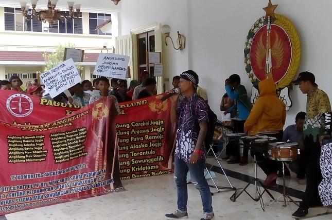Dilarang Mengamen, Seniman Angklung Jalanan di Yogyakarta Demo