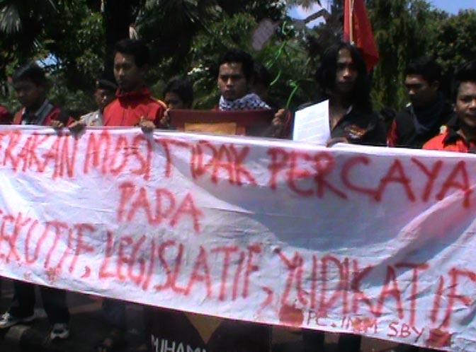 Mahasiswa Surabaya Serukan Mosi Tak Percaya pada Jokowi 