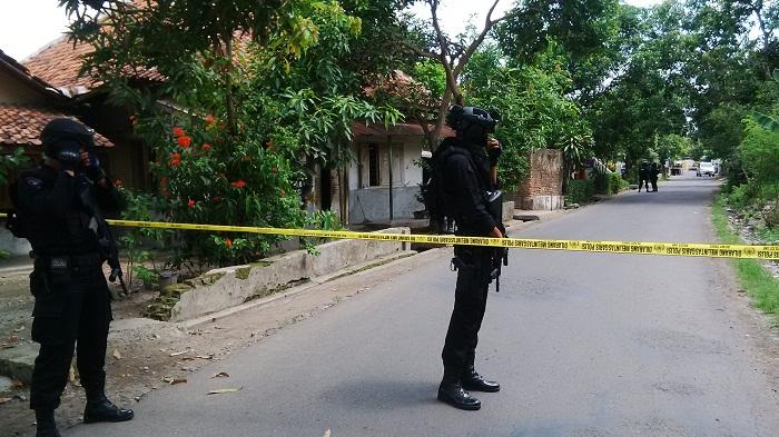 Pengerebekan terduga teroris di Cirebon. (KBR/Frans)