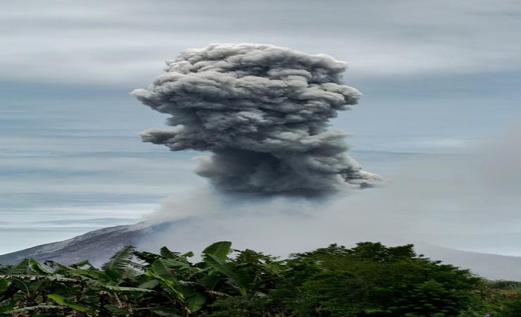 Erupsi, Gunung Sinabung Keluarkan Awan Panas Sejauh 2 Km